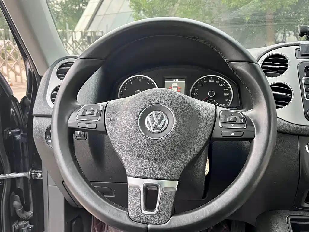 VOLKSWAGEN TIGUAN 2015