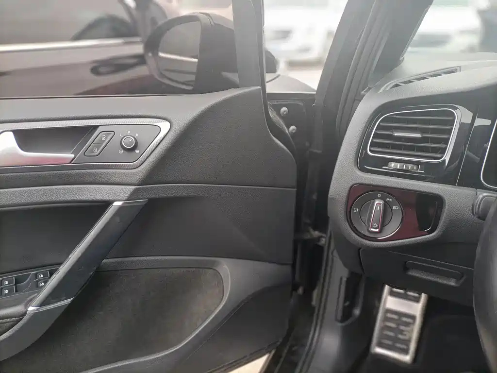 VOLKSWAGEN GOLF 2020
