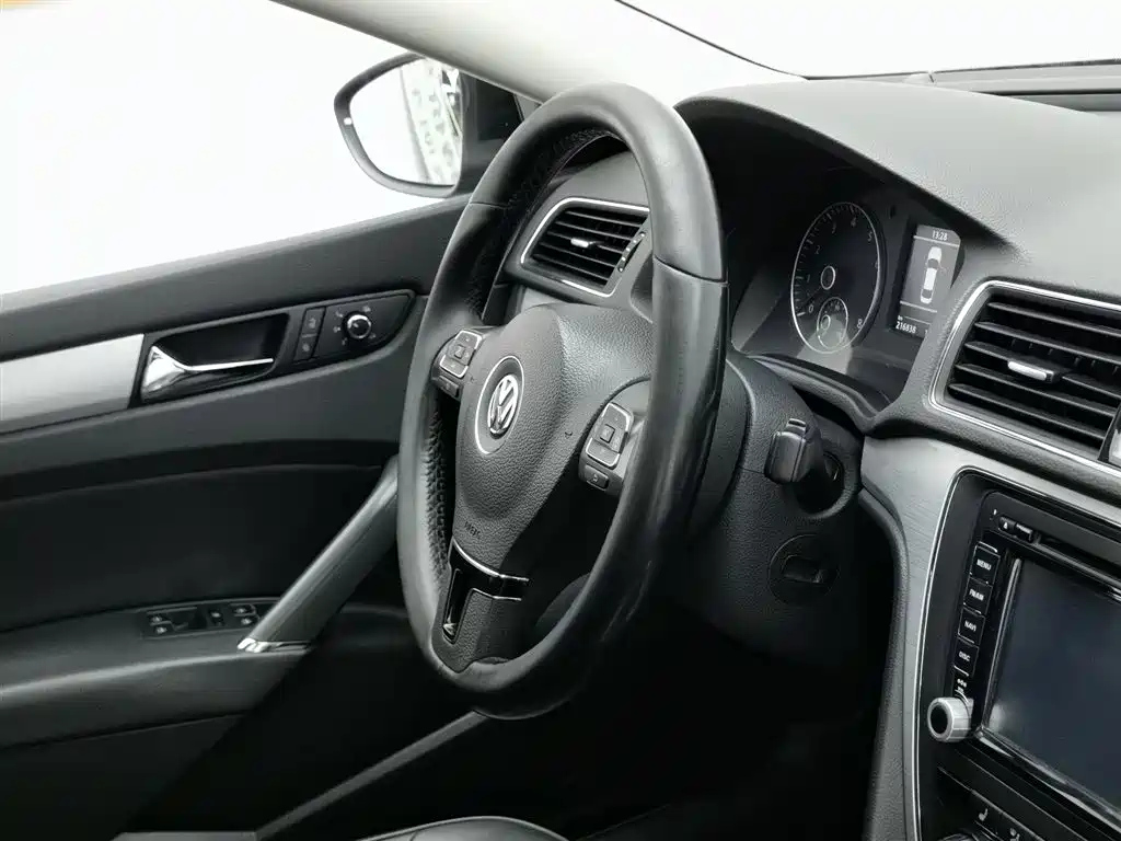 VOLKSWAGEN PASSAT 2014