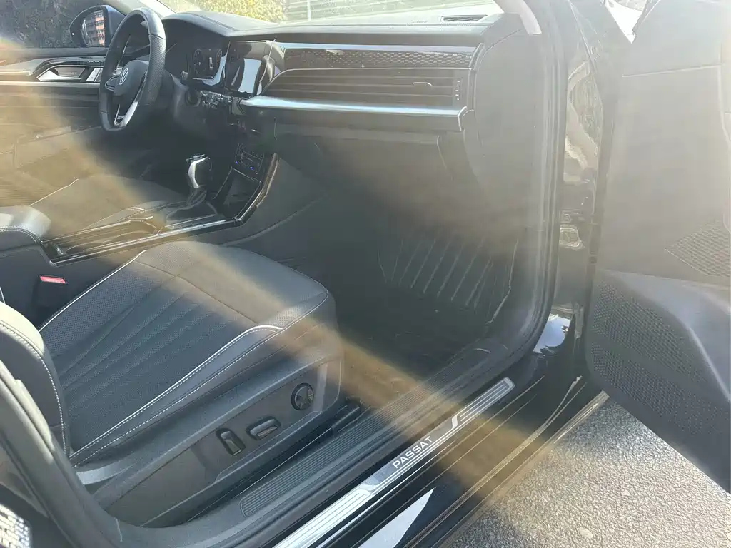 VOLKSWAGEN PASSAT 2024