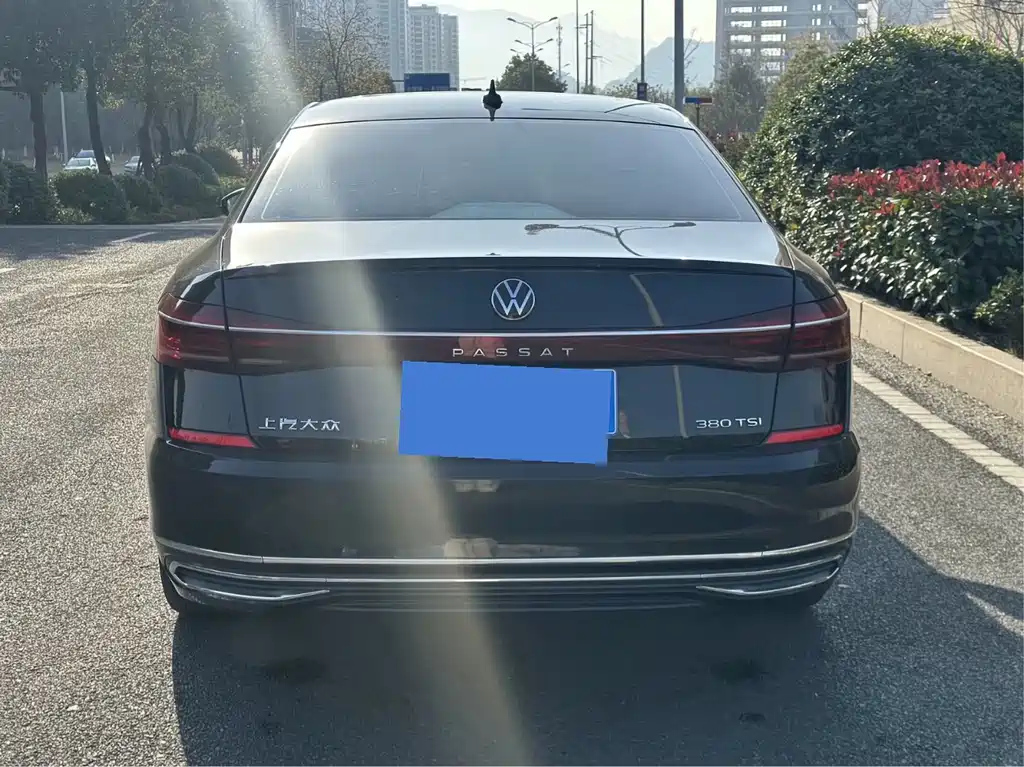 VOLKSWAGEN PASSAT 2024