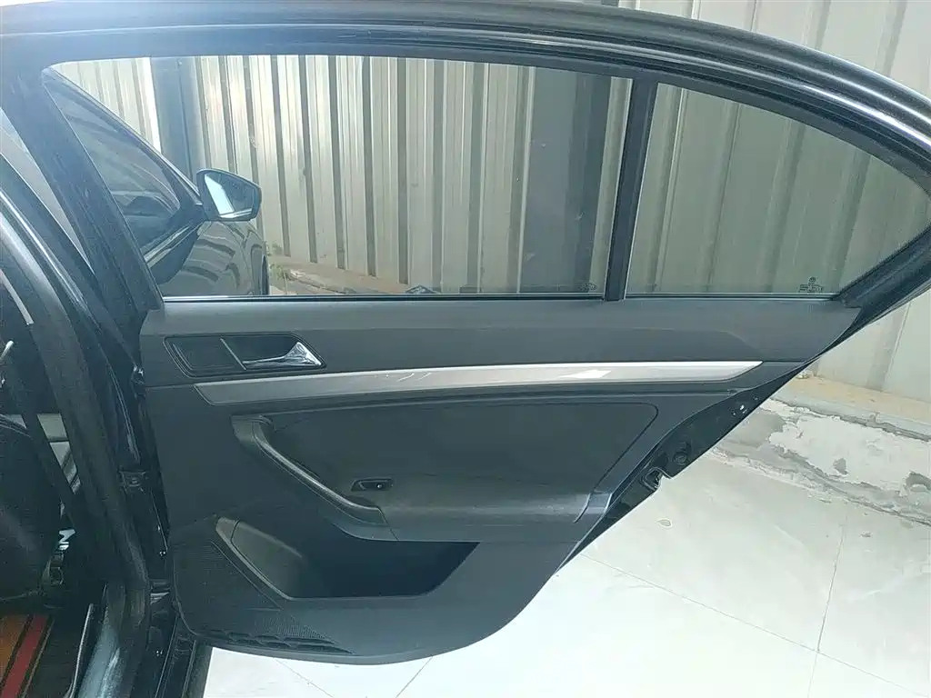 VOLKSWAGEN LAVIDA 2015