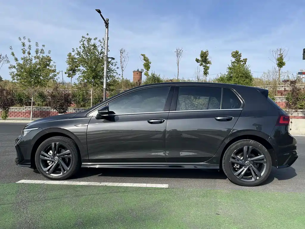 VOLKSWAGEN GOLF 2022