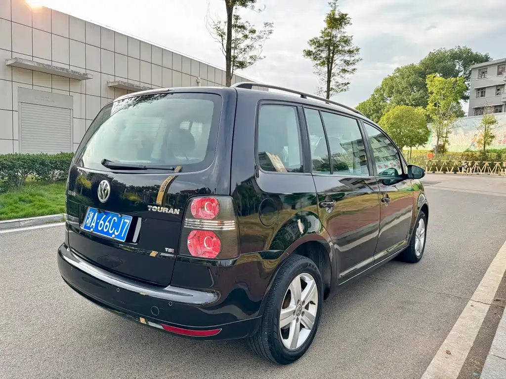VOLKSWAGEN TOURAN 2015