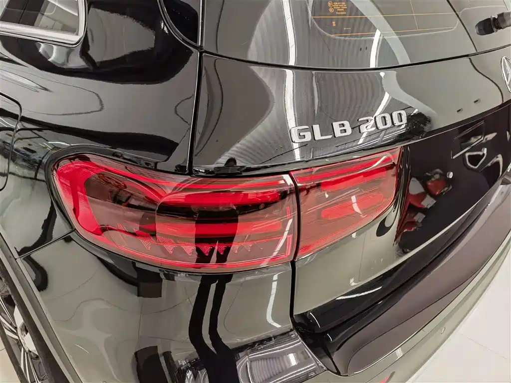 MERCEDES BENZ GLB 2025