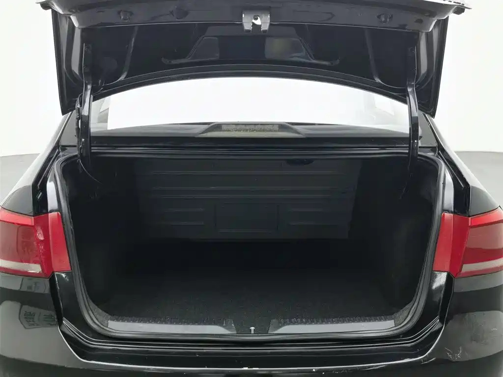 VOLKSWAGEN SANTANA 2017