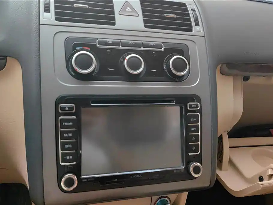 VOLKSWAGEN TOURAN 2013