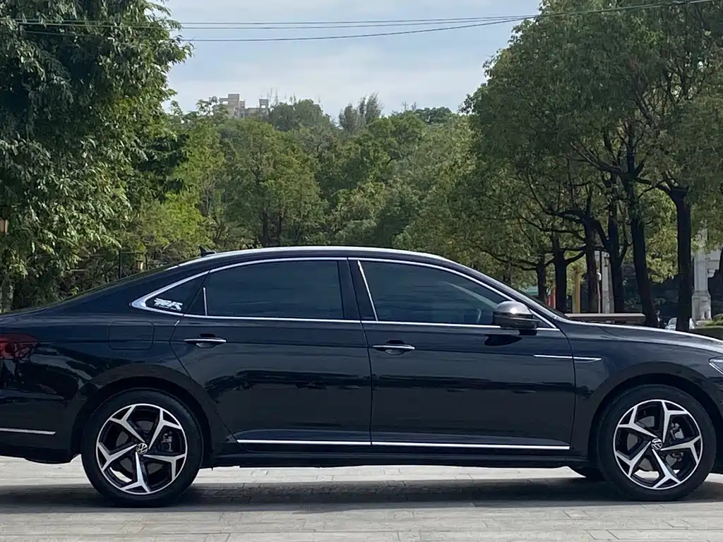 VOLKSWAGEN PASSAT 2023