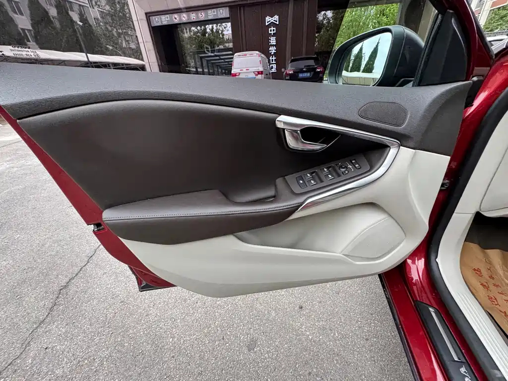 VOLVO V40 2016