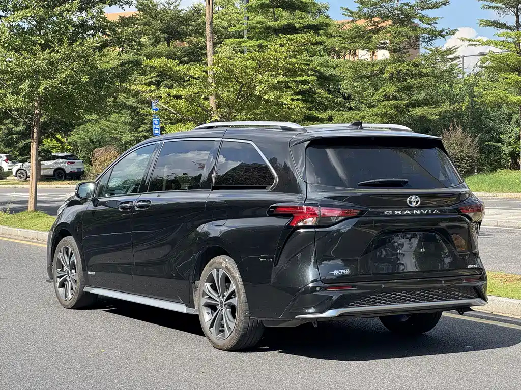 TOYOTA GRANVIA 2024