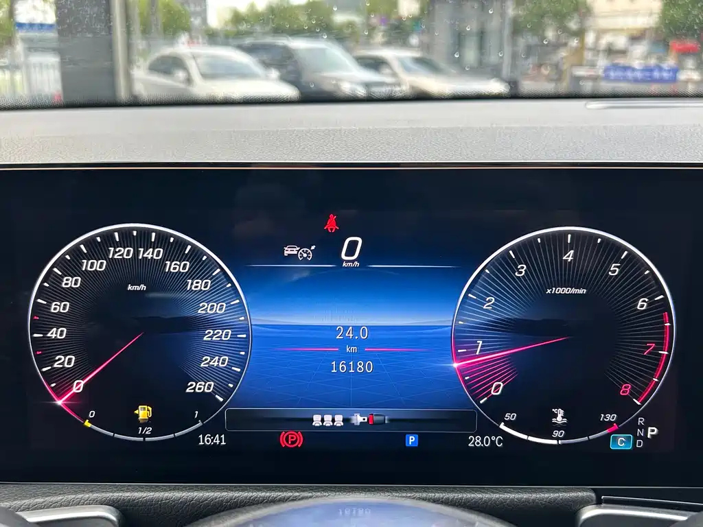MERCEDES BENZ GLB 2024