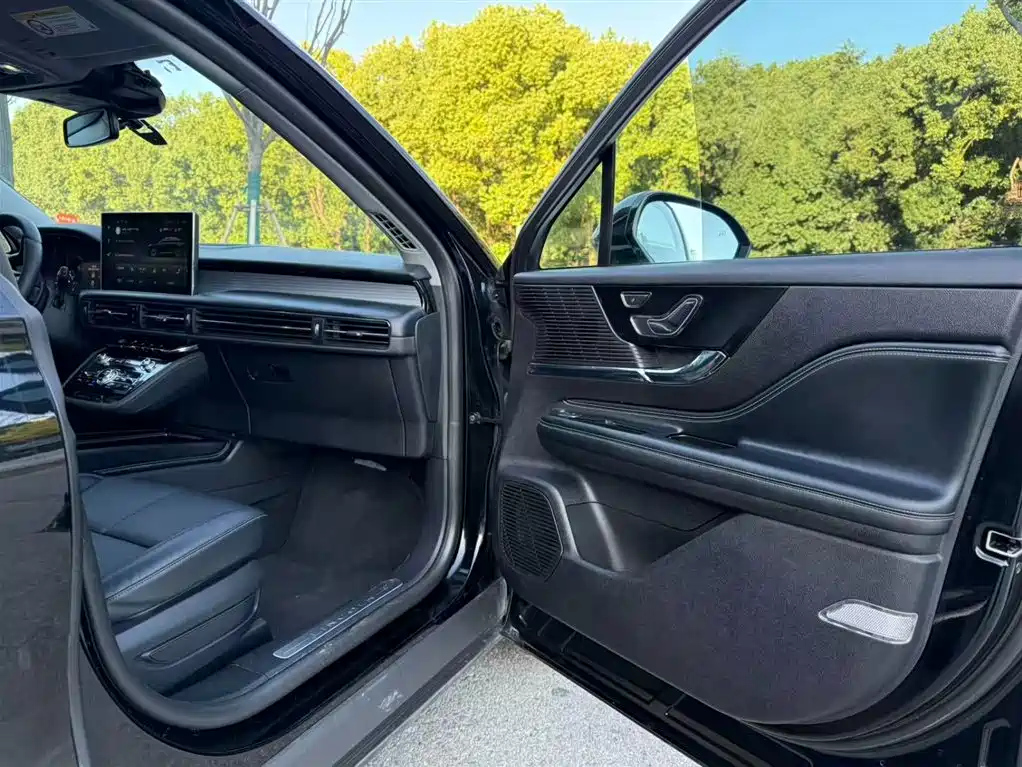 LINCOLN ADVENTURER 2021