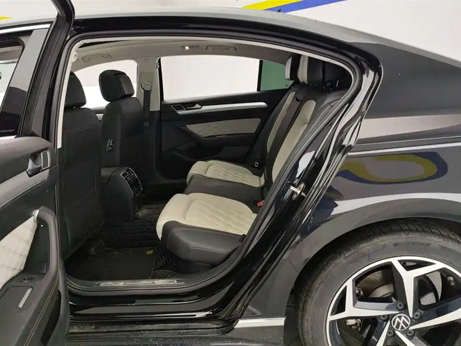 VOLKSWAGEN MAGOTAN 2023