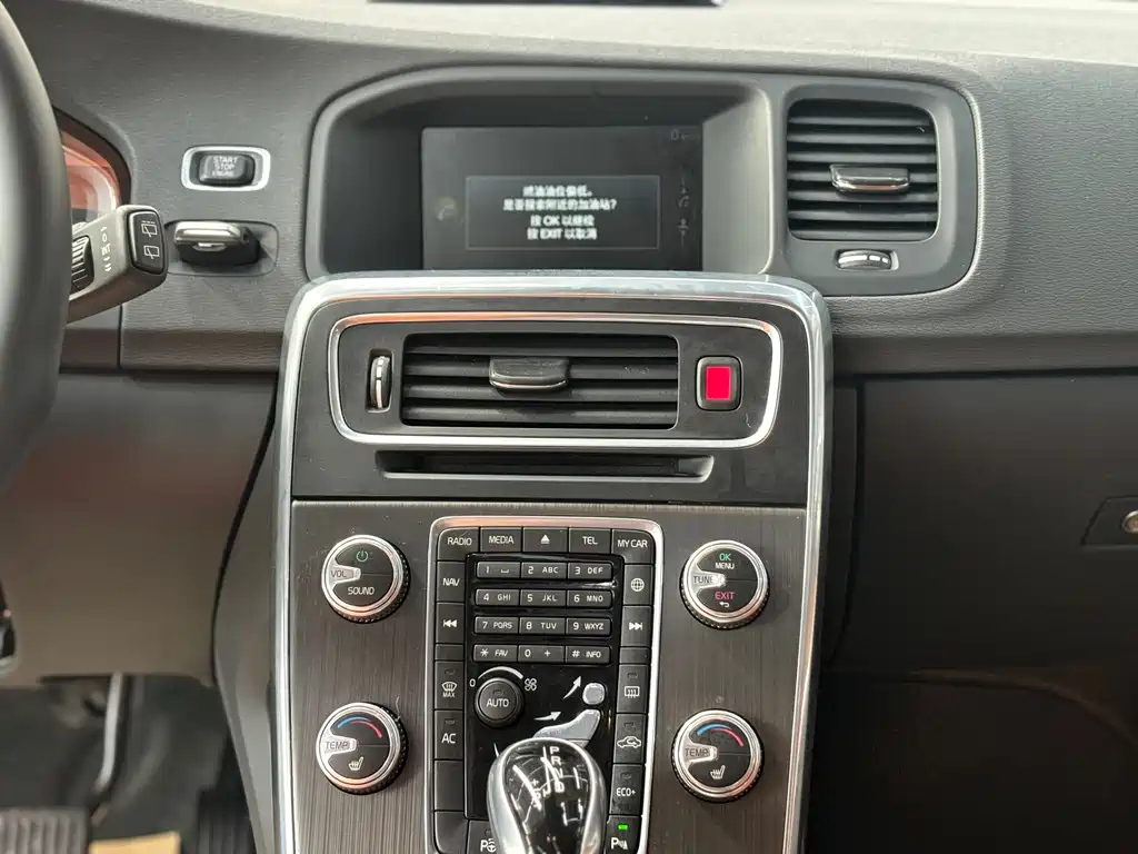 VOLVO V60 2015