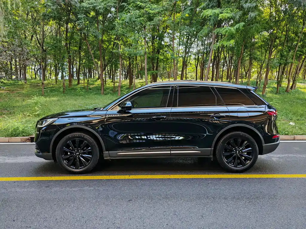 LINCOLN ADVENTURER 2021