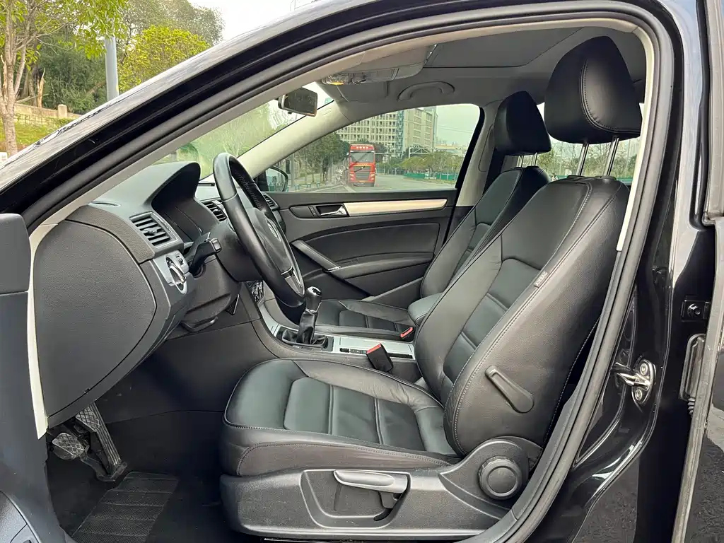 VOLKSWAGEN PASSAT 2012