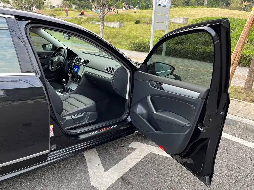 VOLKSWAGEN PASSAT 2012