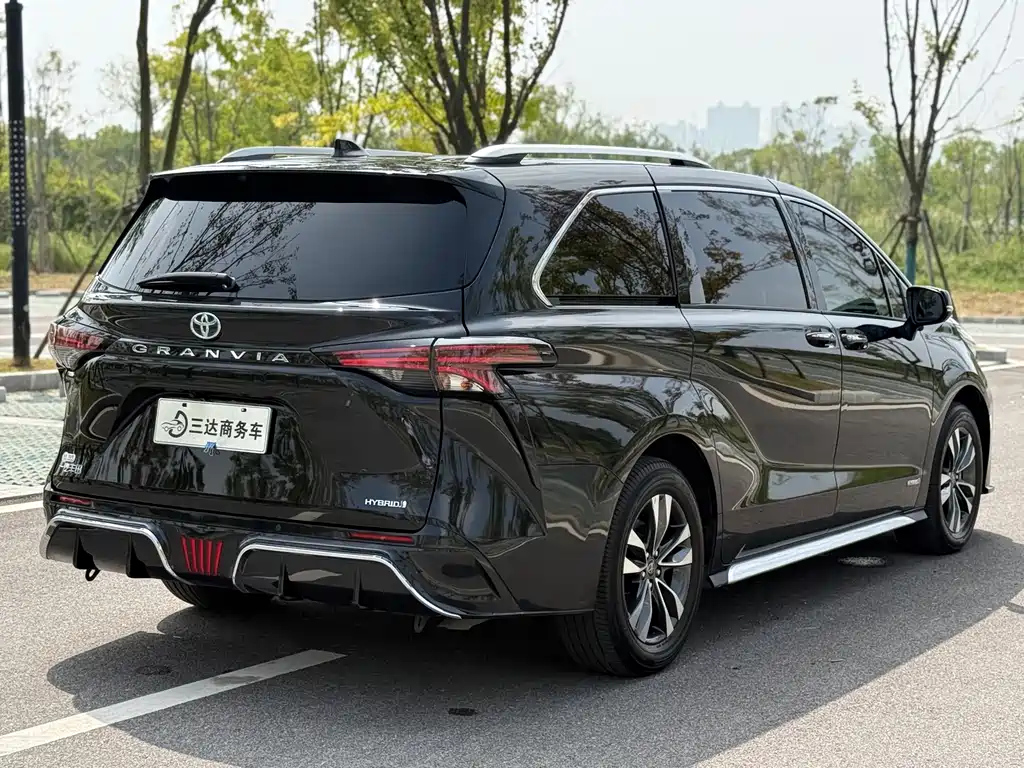 TOYOTA GRANVIA 2023
