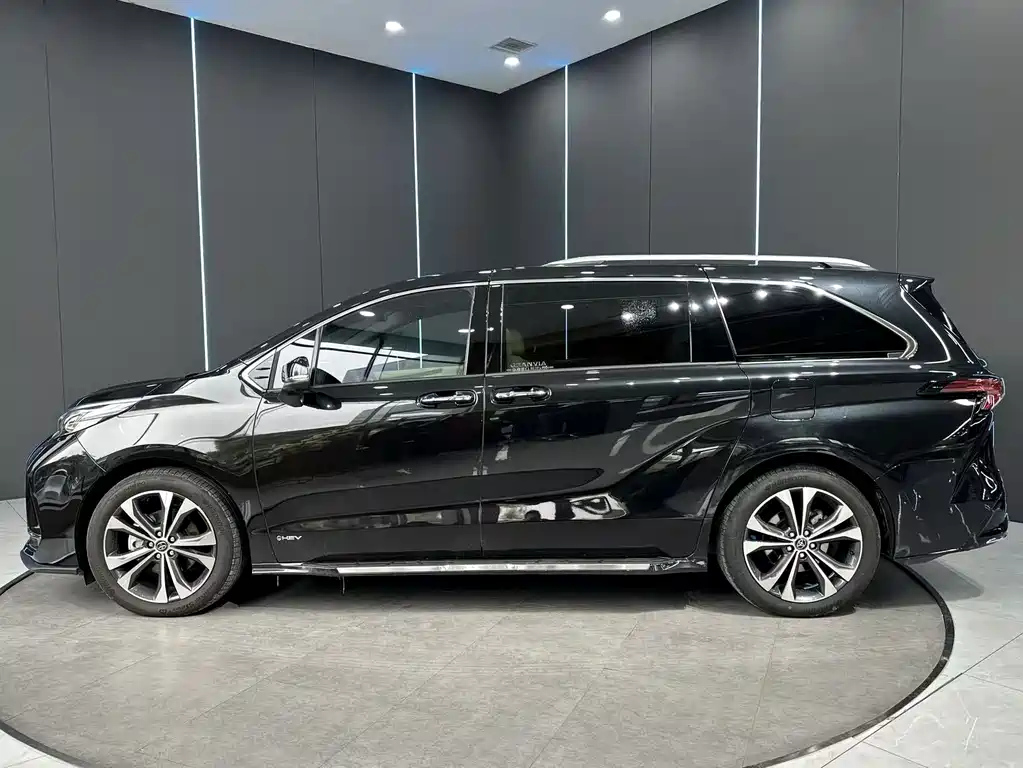 TOYOTA GRANVIA 2025
