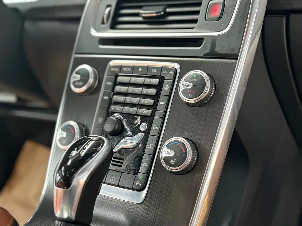 VOLVO V60 2015