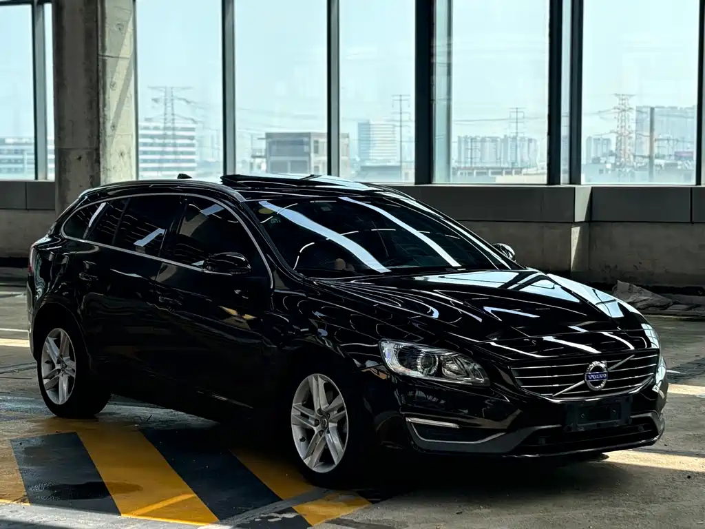 VOLVO V60 2015