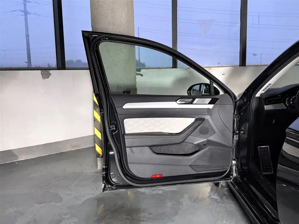 VOLKSWAGEN MAGOTAN 2023