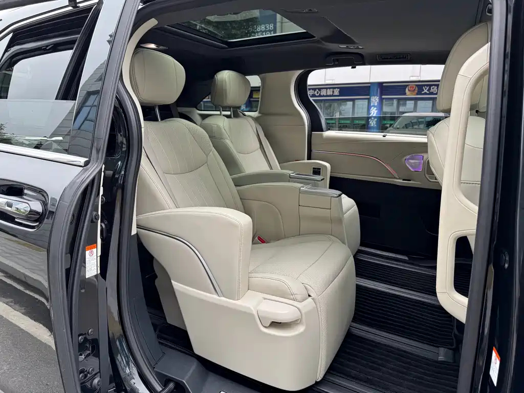 TOYOTA GRANVIA 2025