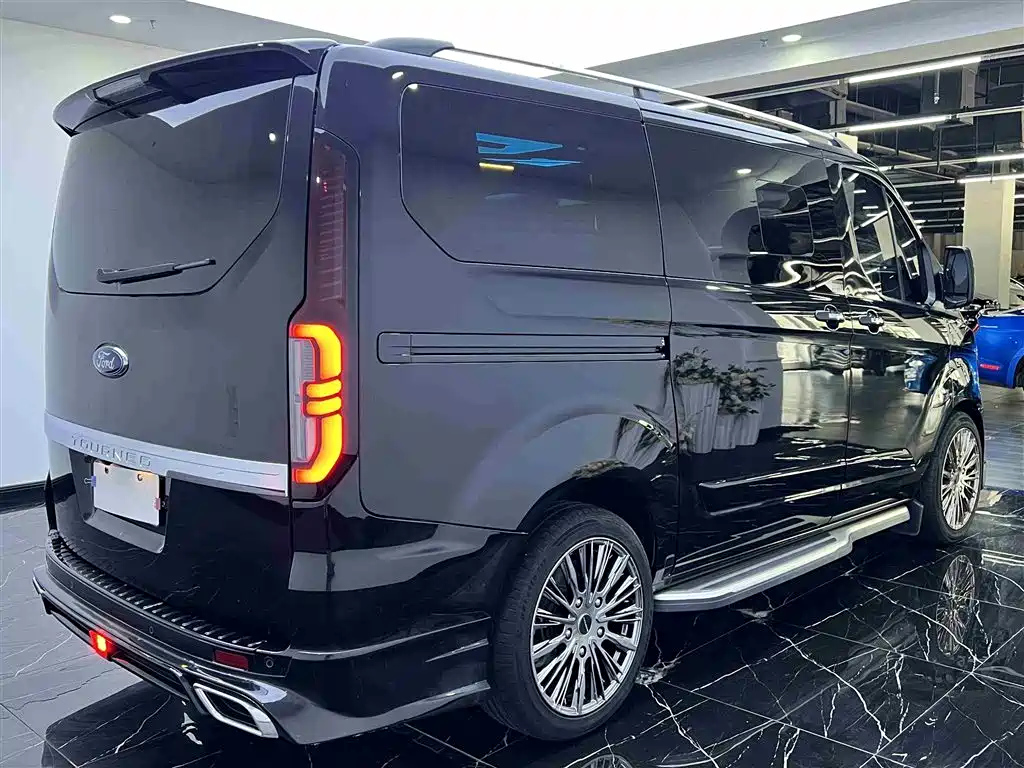FORD TOUREO 2023