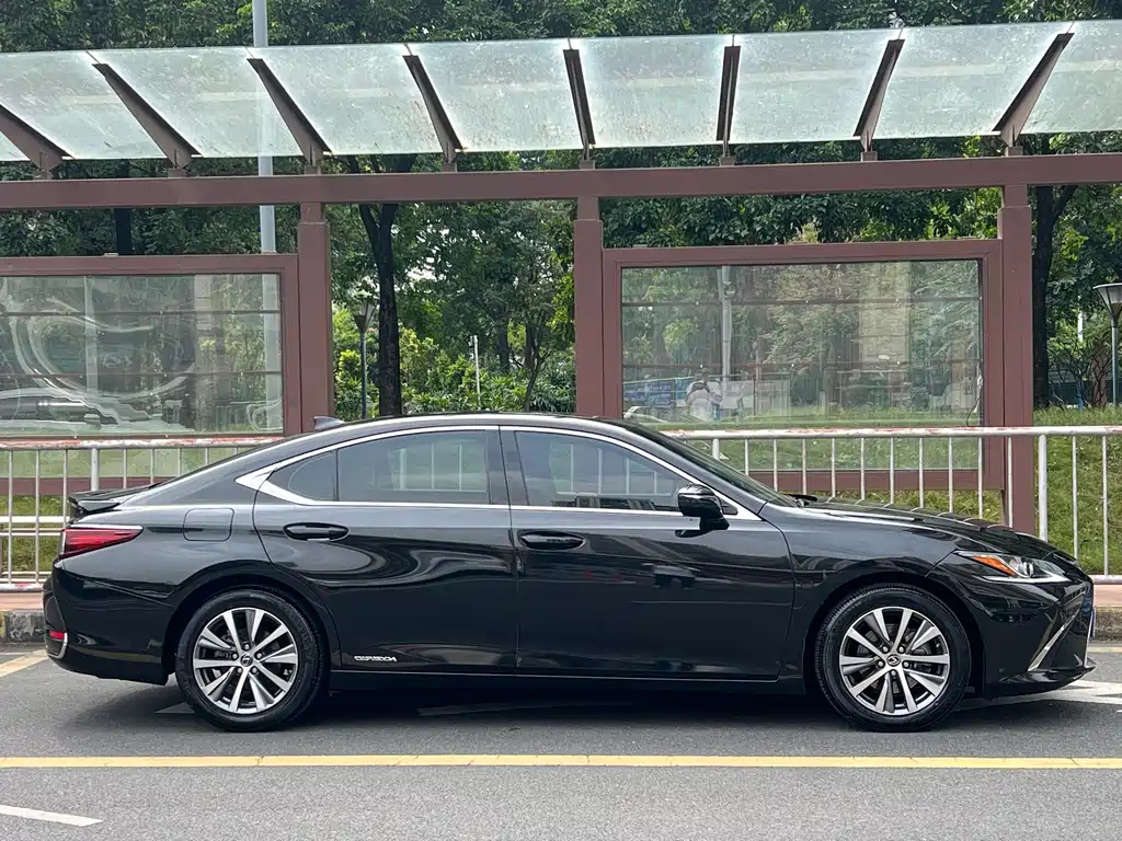 LEXUS ES 2019