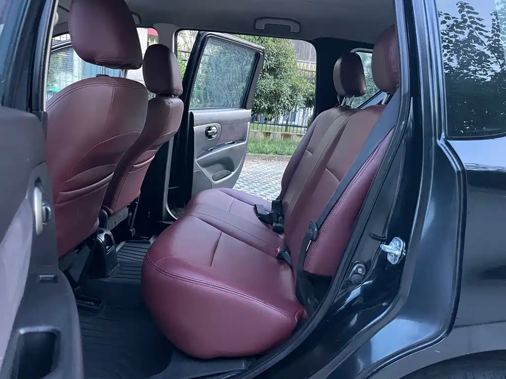 NISSAN LIVINA 2013