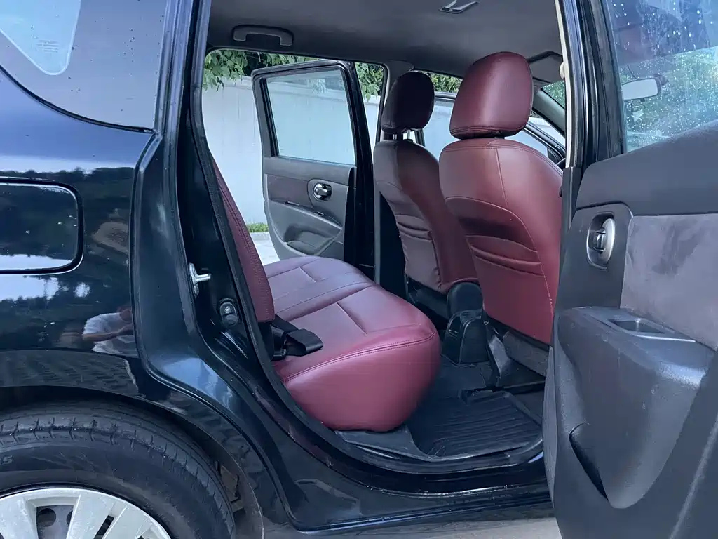 NISSAN LIVINA 2013