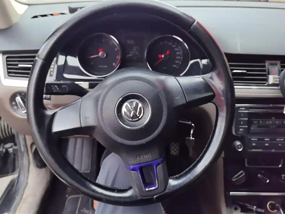 VOLKSWAGEN BORA 2013