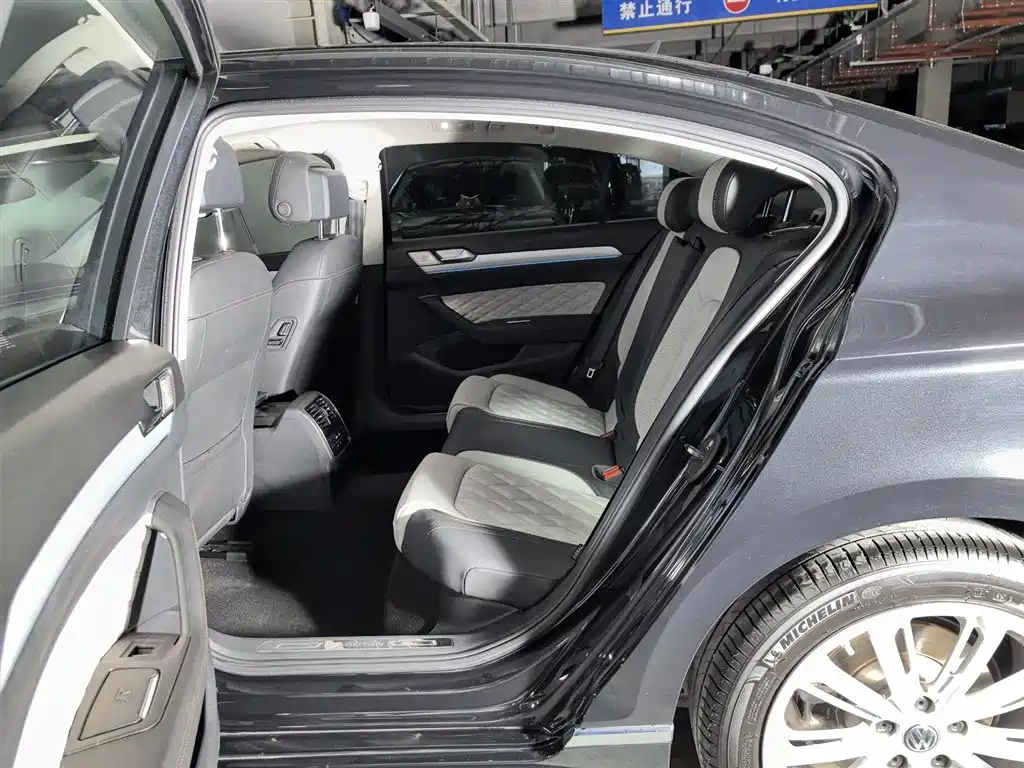 VOLKSWAGEN MAGOTAN 2023