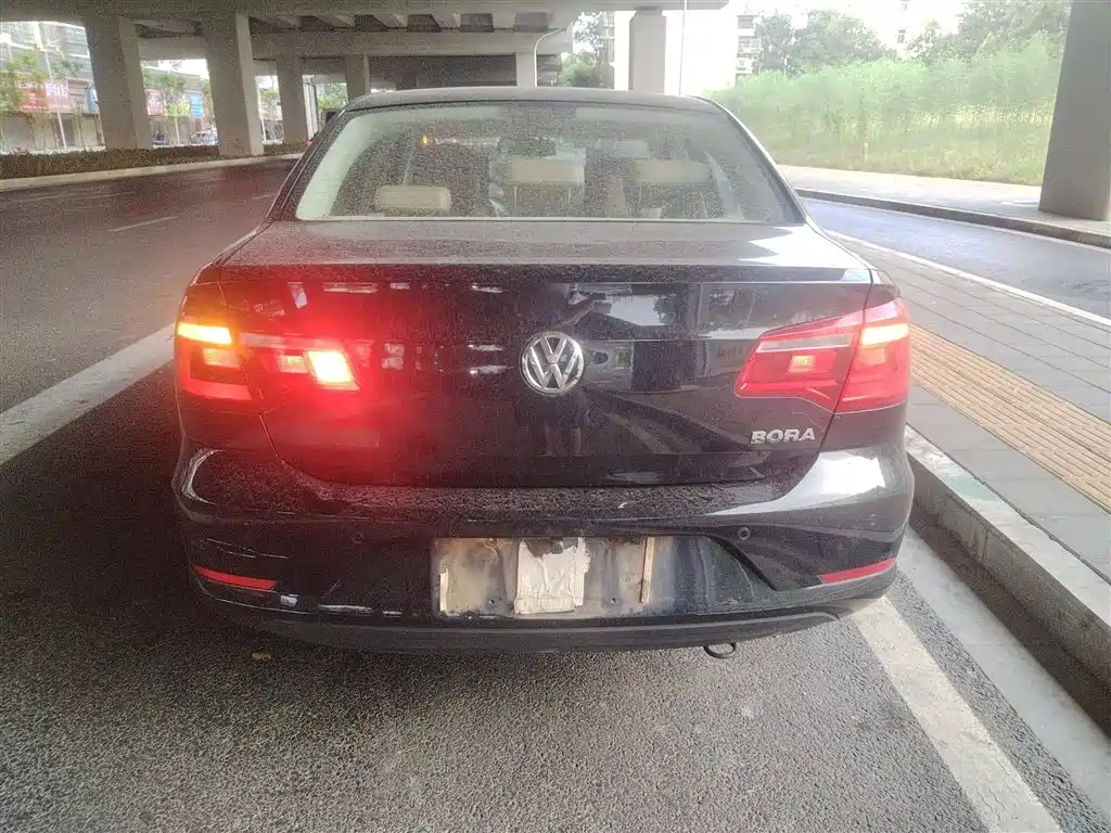 VOLKSWAGEN BORA 2015