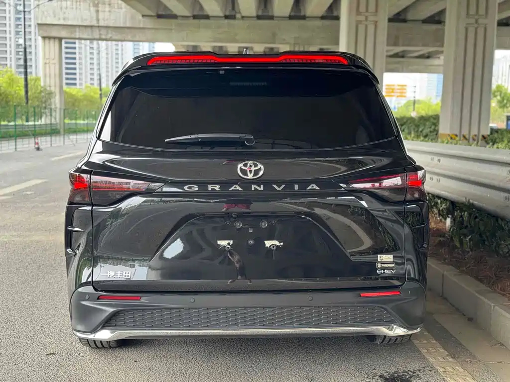 TOYOTA GRANVIA 2024