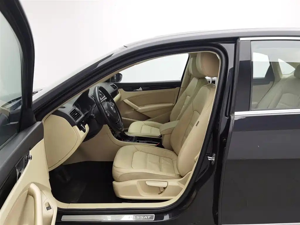 VOLKSWAGEN PASSAT 2015