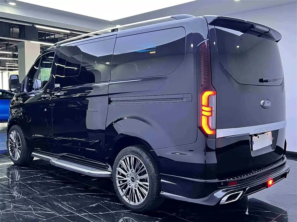 FORD TOUREO 2023