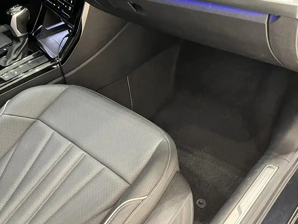 VOLKSWAGEN PASSAT 2024