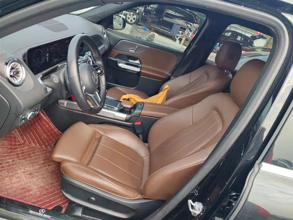 MERCEDES BENZ GLB 2023