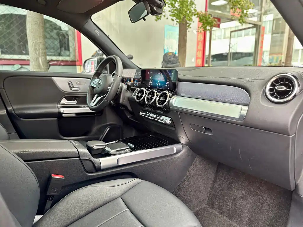 MERCEDES BENZ GLB 2023