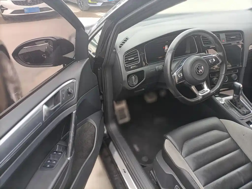 VOLKSWAGEN GOLF 2020
