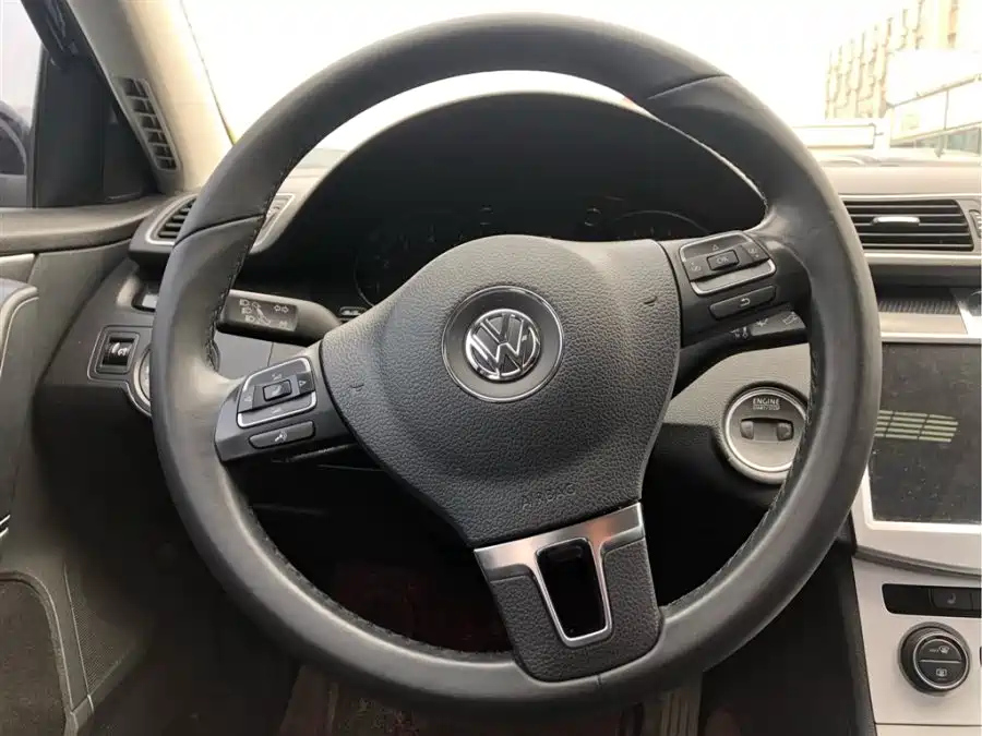 VOLKSWAGEN MAGOTAN 2012