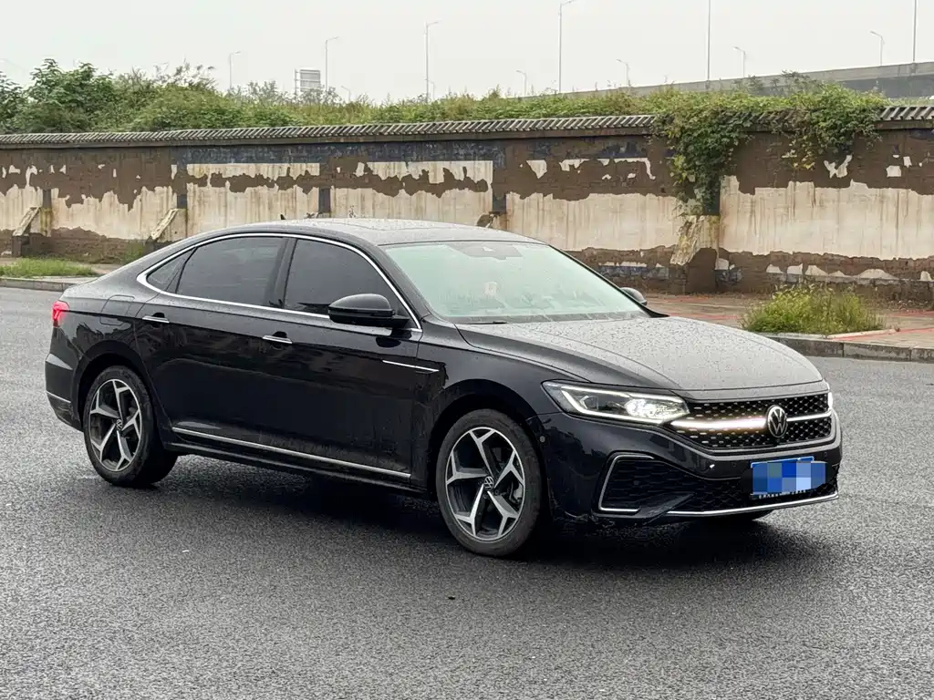 VOLKSWAGEN PASSAT 2024