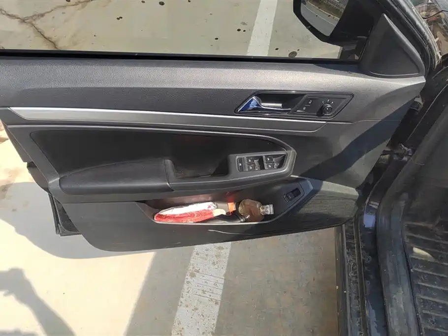 VOLKSWAGEN LAVIDA 2015