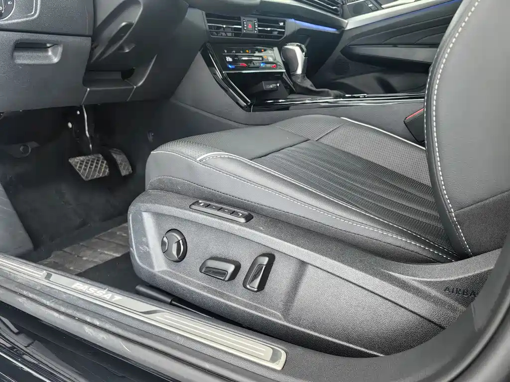 VOLKSWAGEN PASSAT 2024