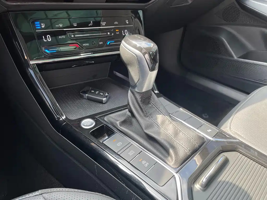 VOLKSWAGEN PASSAT 2024