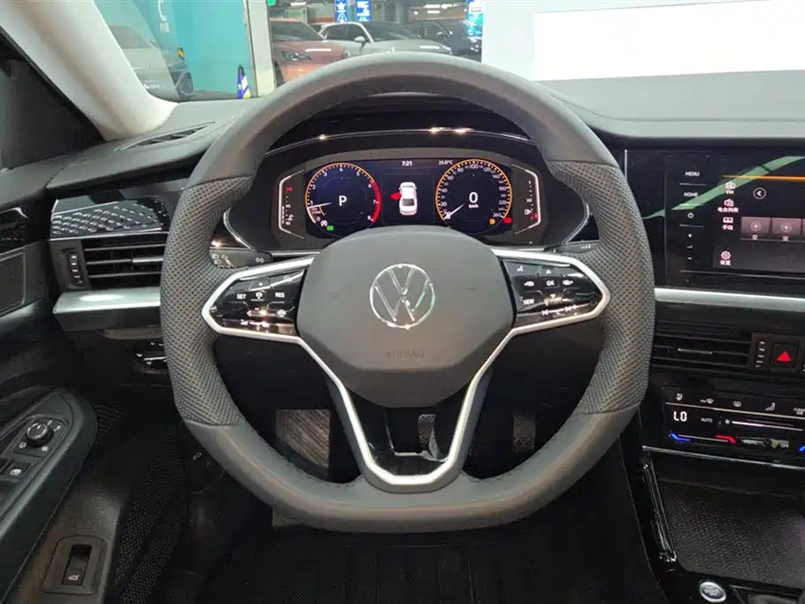 VOLKSWAGEN PASSAT 2024