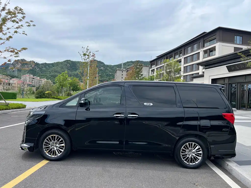 TOYOTA ALPHARD 2011