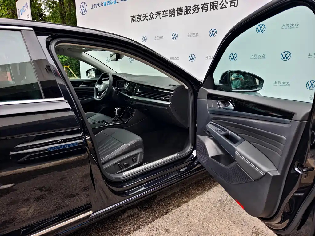 VOLKSWAGEN PASSAT 2024