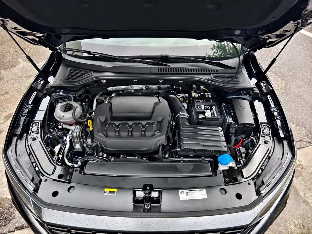 VOLKSWAGEN PASSAT 2024